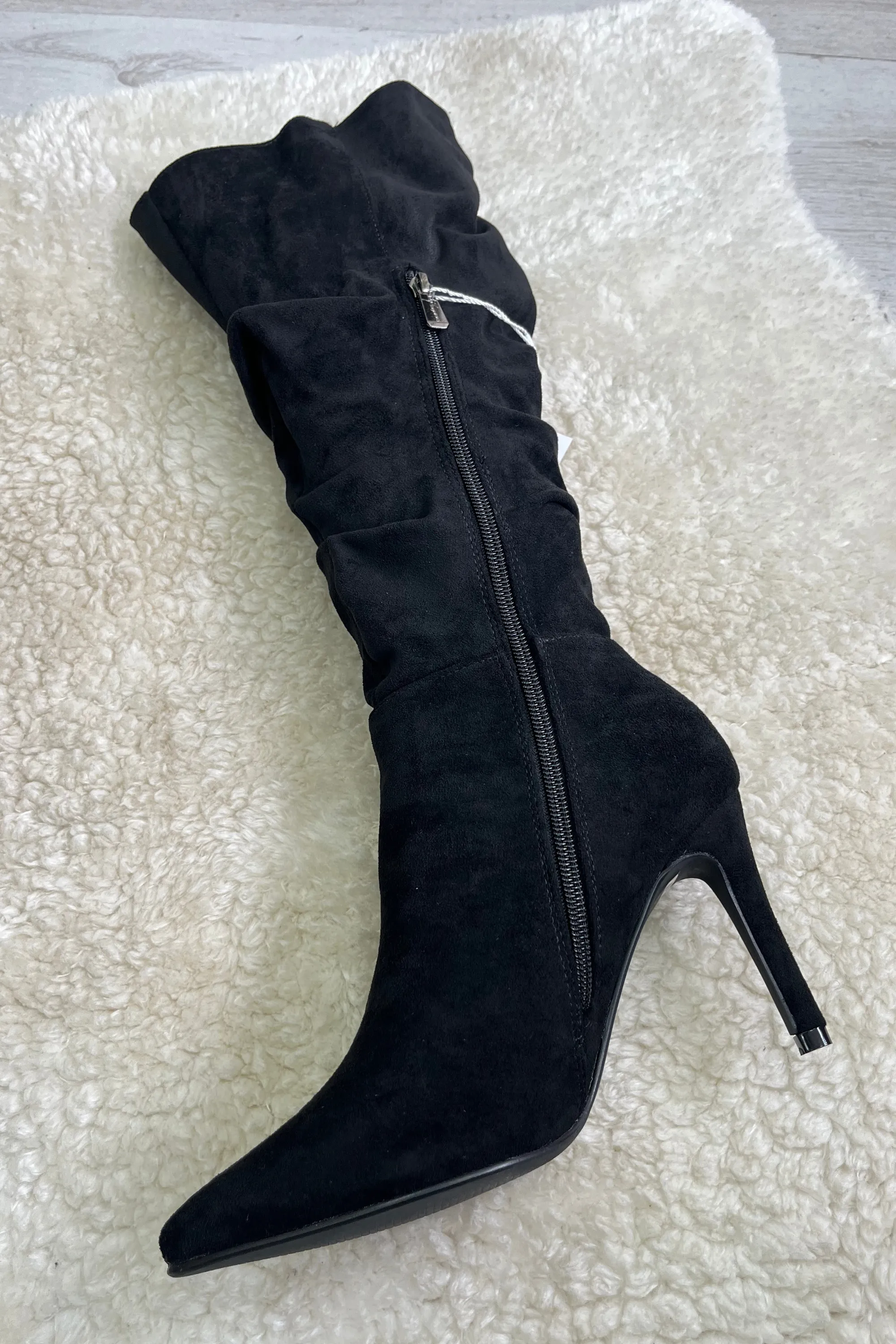 Black pointed-toe heeled suedette boots